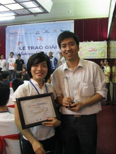 Phó chủ tịch Đồng Hành tại Việt Nam Nguyễn Diệu Khanh (trái) và Trương Ngọc Kiểm - đại diện của Đồng Hành tại trường đại học Khoa Học Tự Nhiên Hà Nội tại lễ trao giải chim Én.