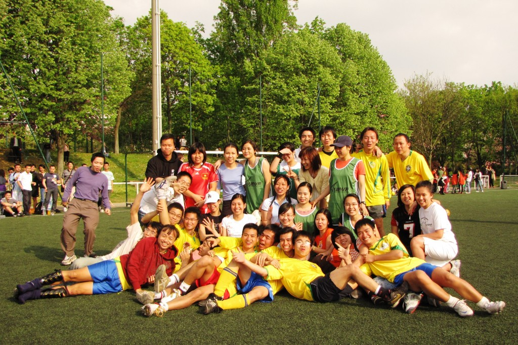 Đội bóng nữ Đồng Hành với các cầu thủ nam của đội Chuối tại giải bóng đá của hội sinh viên Việt Nam tại Pháp