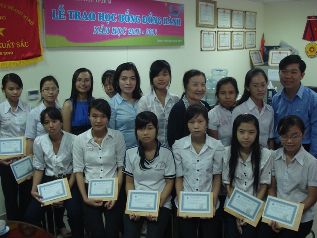 Ảnh chụp lưu niệm giữa lãnh đạo HKH TPHCM và Quỹ học bổng Đồng Hành cùng các em học sinh